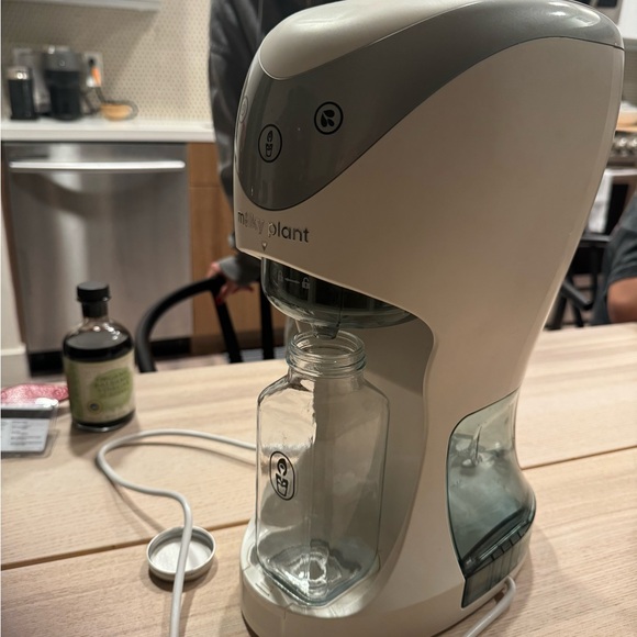 Milky Plant Nut Milk Maker in White - Picture 2 of 5